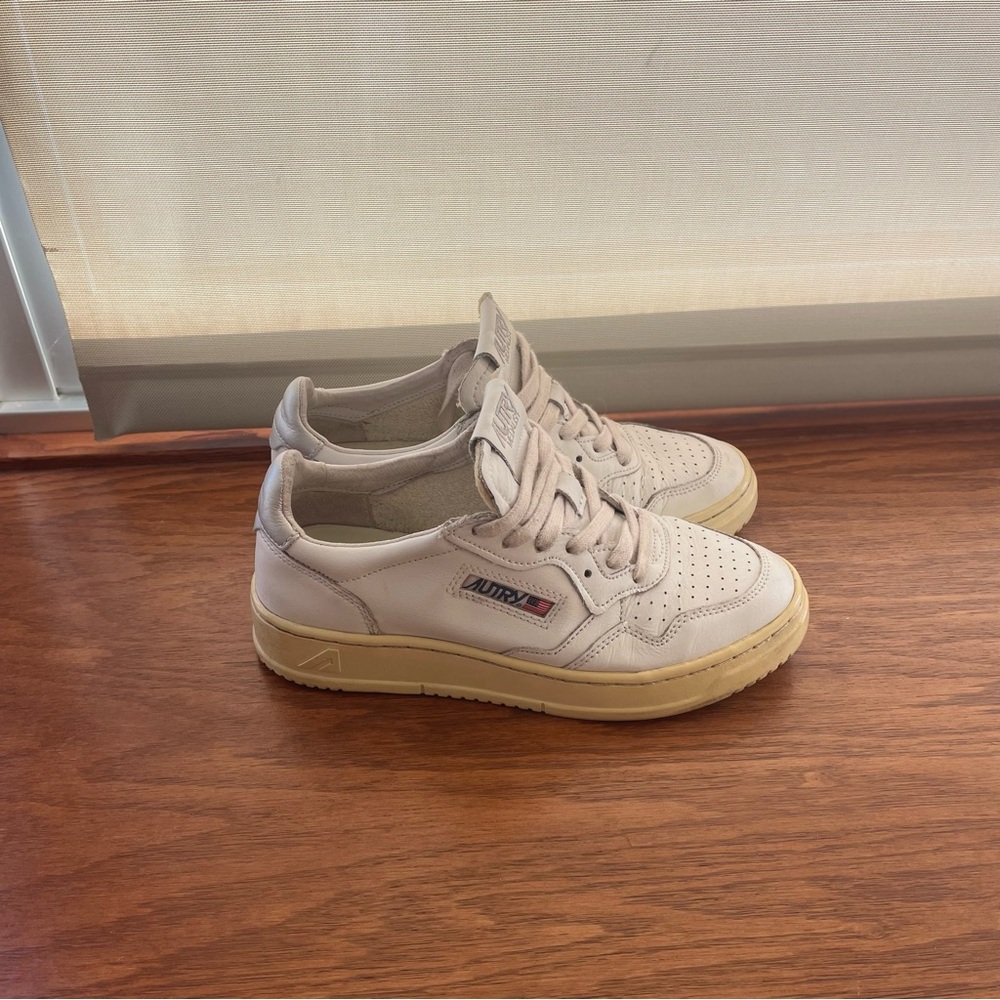 Autry Women's Cream Sneakers